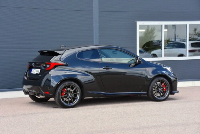 Ő a sportautók császára, mégis egy Toyotát hajt 3