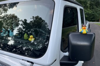 Büntethet a rendőr a szélvédőre rakott játékért?