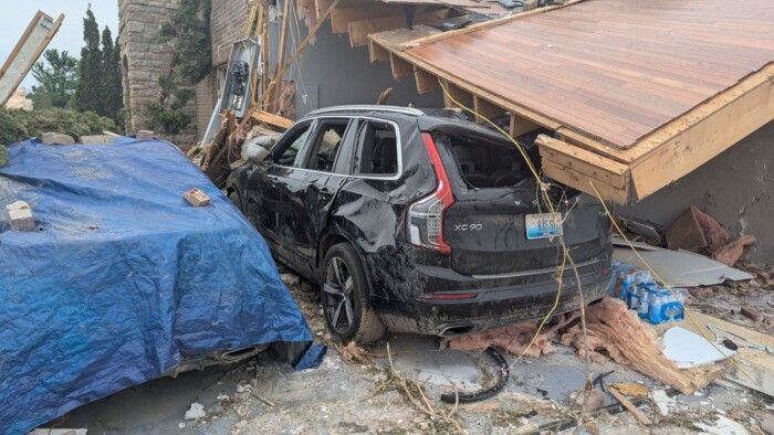 Egy Volvo mentette meg a pusztító tornádótól a családot 1