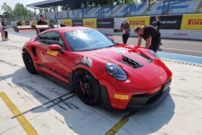 Titkos laborban készül a világ legdrágább autóira a gumi 14