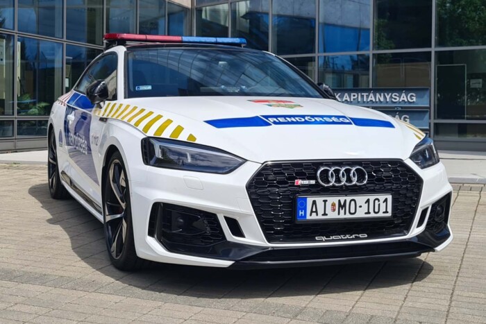 Fotón és videón a magyar rendőrség új sportkocsija, durva múltja van