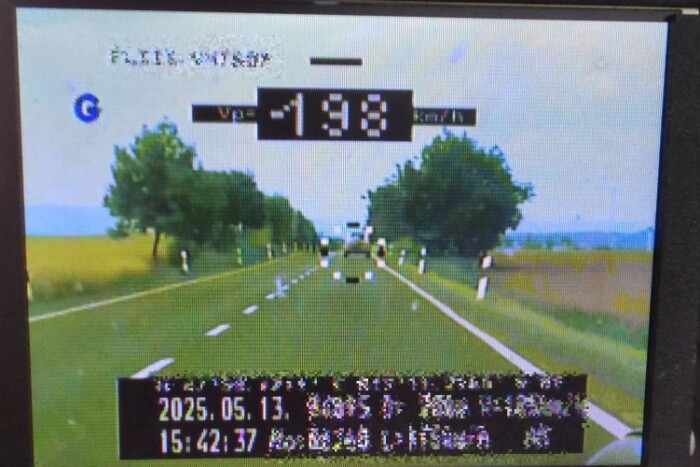 Pont a rendőrök orra előtt gyorsított 200-ra a mercis a 22-es úton