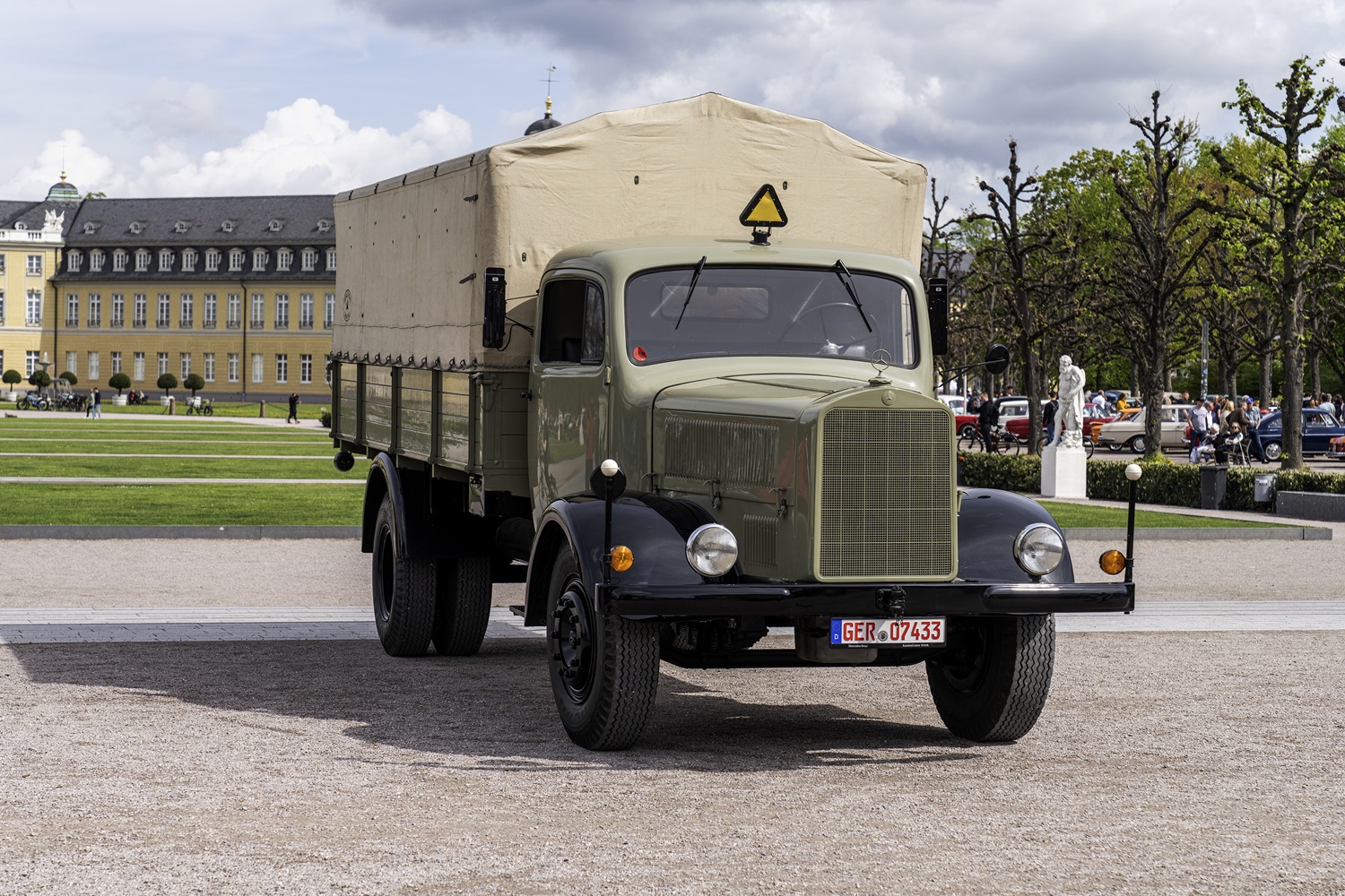Fest für Klassiker in Karlsruhe Mercedes-Benz Trucks mit Oldtimer-Lkw bei Tribut an Carl Benz Celebration for Classics in Karlsruhe Mercedes-Benz Trucks with Vintage Trucks at Tribute to Carl Benz | Vezess | Vezess