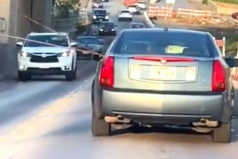 Kilógó betonvasakkal zúzta le a szembejövőket