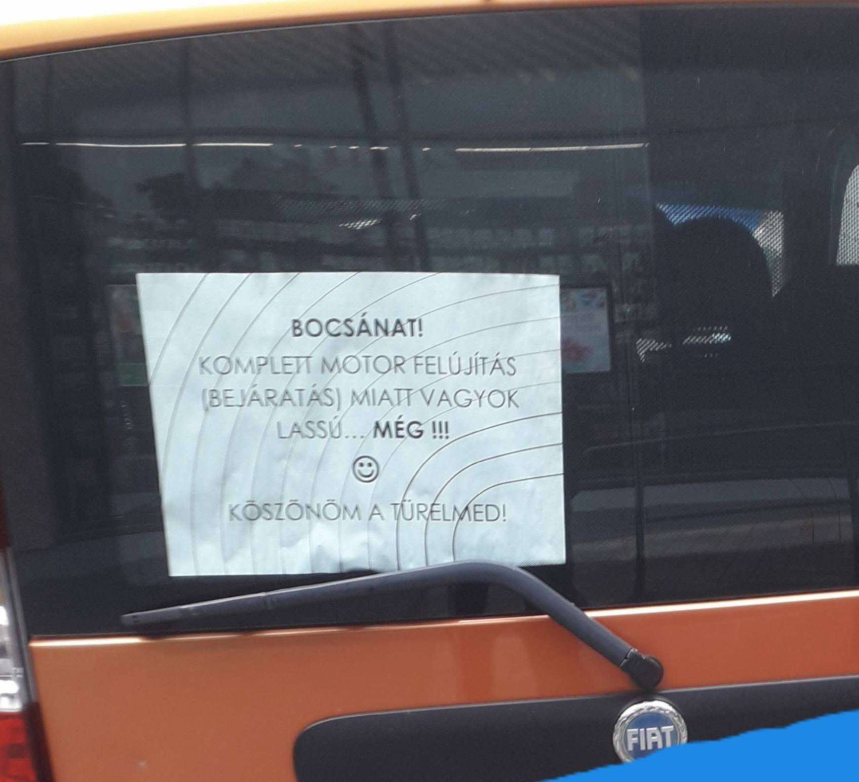 Ablakba ragasztott üzenettel kér bocsánatot egy hazai autós a többiektől 1