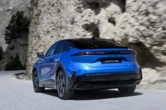 A villanyautó vagy a turbós benzines a gyorsabb?