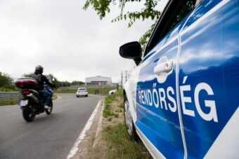 Kaszáltak a rendőrök a biciklis-motoros razzián