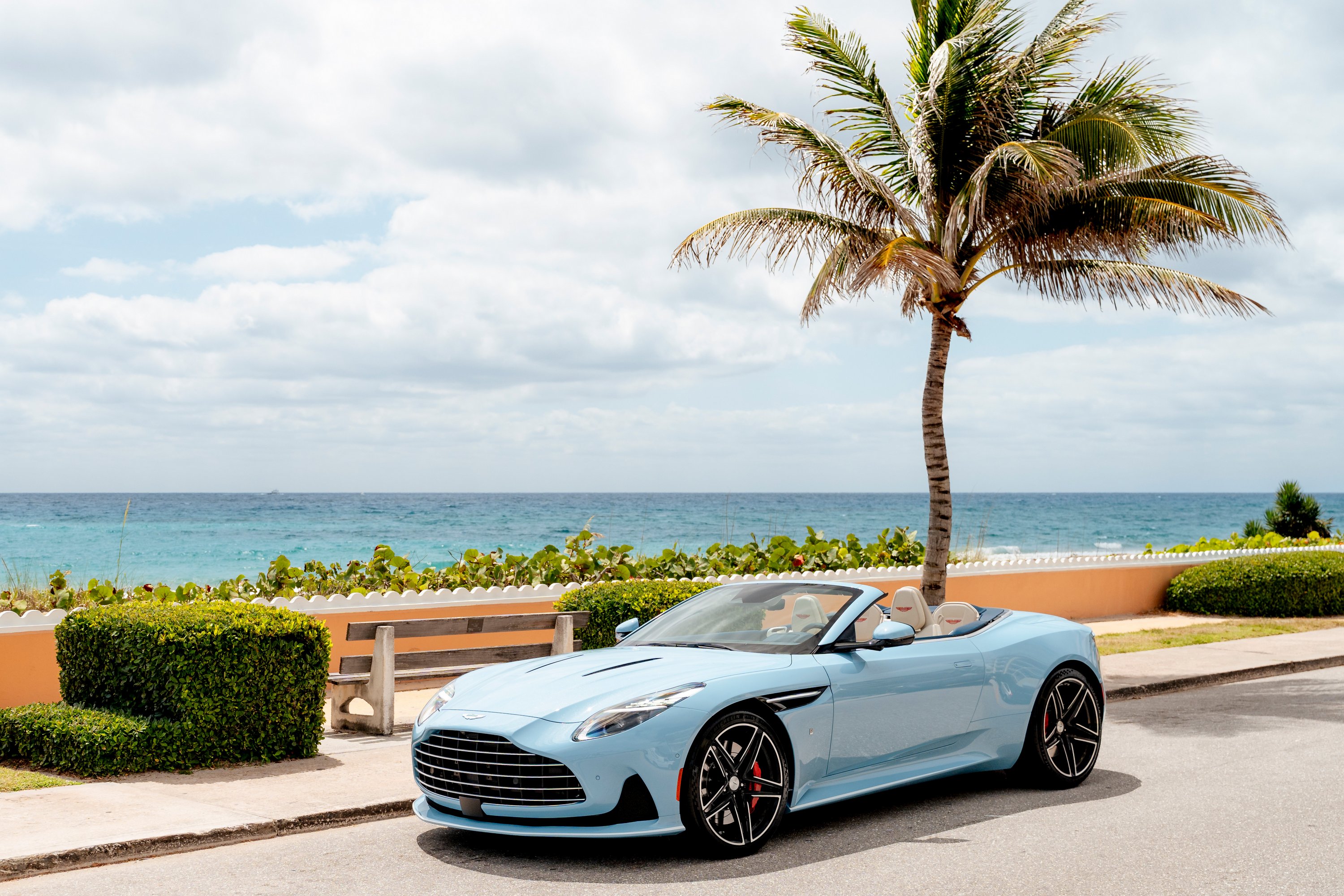 aston-martin-db12-volante-palm-beach-edition-1-001 | Vezess | Vezess