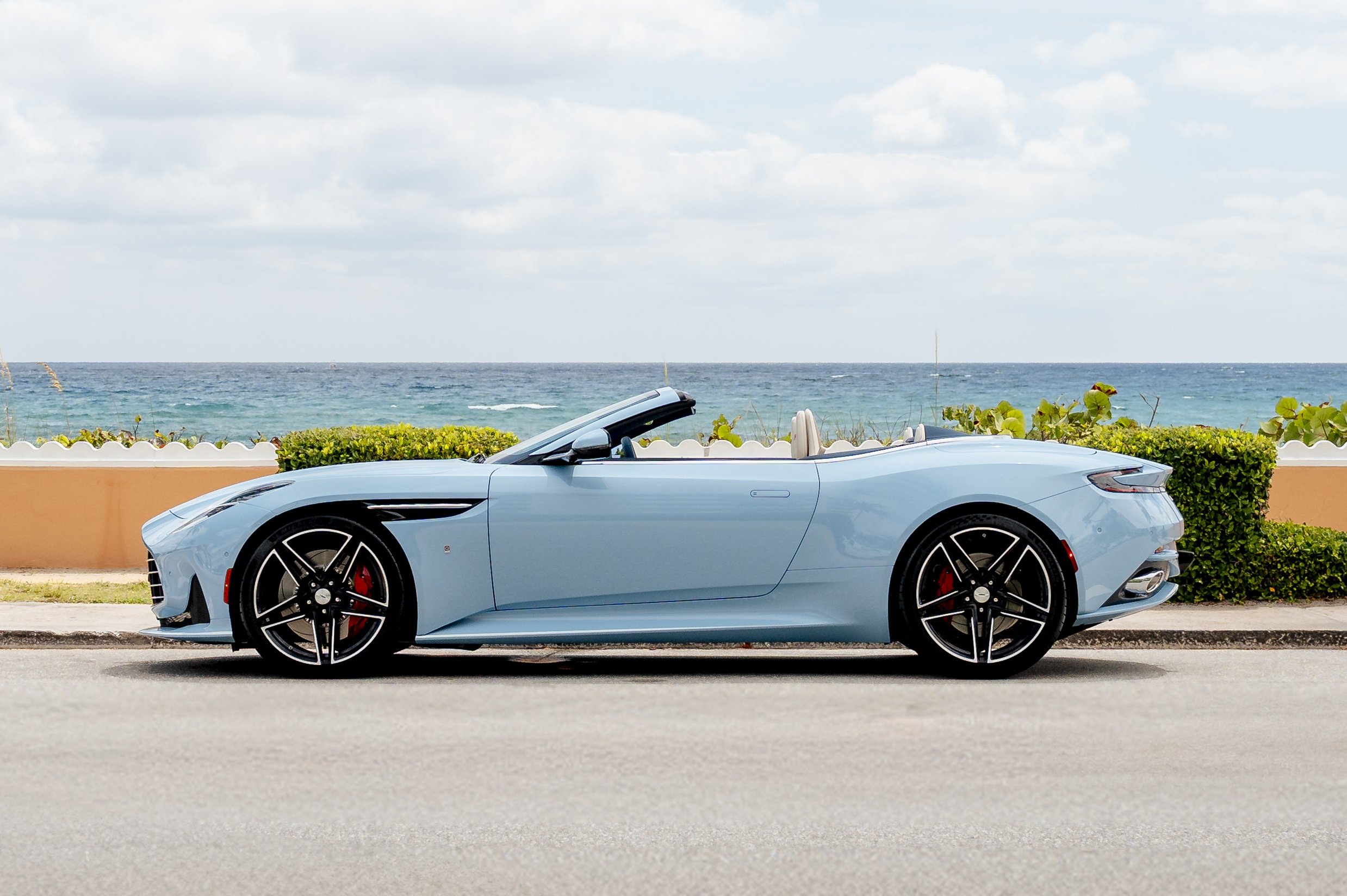 aston-martin-db12-volante-palm-beach-edition-2 | Vezess | Vezess