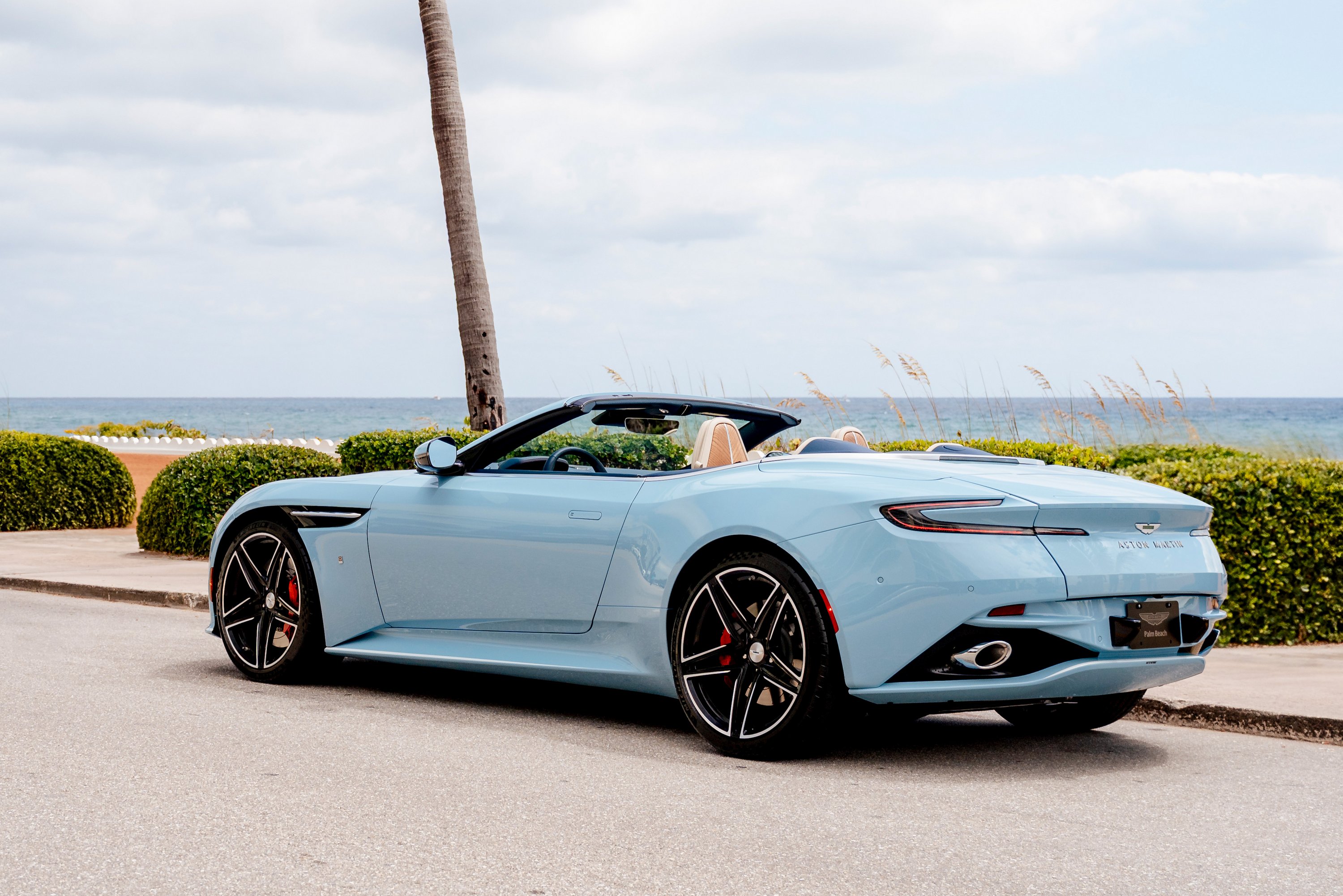 aston-martin-db12-volante-palm-beach-edition-3 | Vezess | Vezess