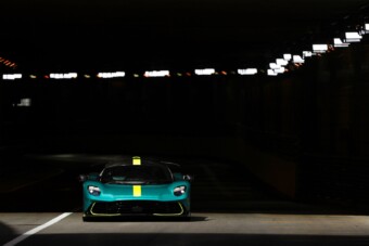 Monaco utcáin döngettek a vadonatúj szörnyeteggel