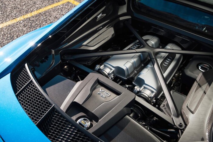 Készít még valamelyik gyártó V10-es motort?