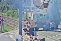 Kint felejtette a darut, lebontotta a vasúti átjárót Sopronnál 1 Kint felejtette a darut, lebontotta a vasúti átjárót Sopronnál 1