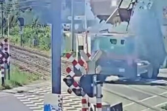 A teherautósok legrosszabb rémálma vált valóra egy vasúti átjáróban