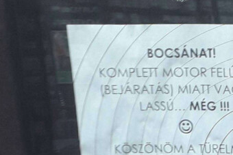 Ablakba ragasztott üzenettel kér bocsánatot egy hazai autós a többiektől
