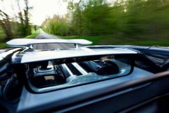 Mennydörgő őrület a nyitott Bugatti hangja