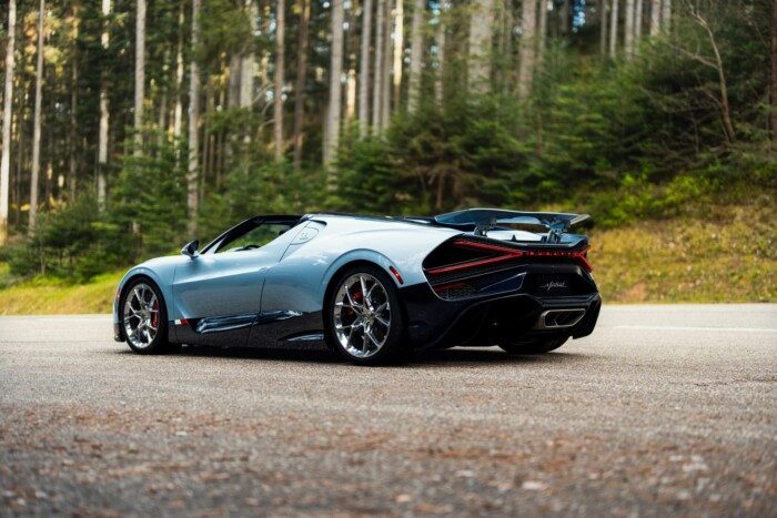 Mennydörgő őrület a nyitott Bugatti hangja 1 | Vezess Mennydörgő őrület a nyitott Bugatti hangja 1