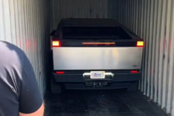 Brutális autó gurult ki egy konténerből Budapesten