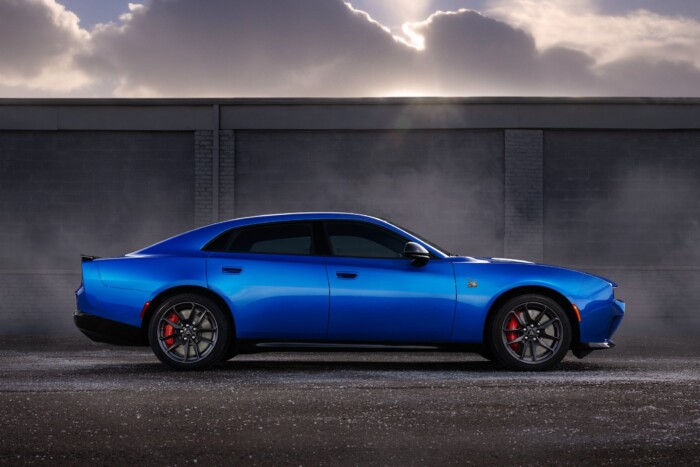 Visszatér az ikonikus izomszedán 7