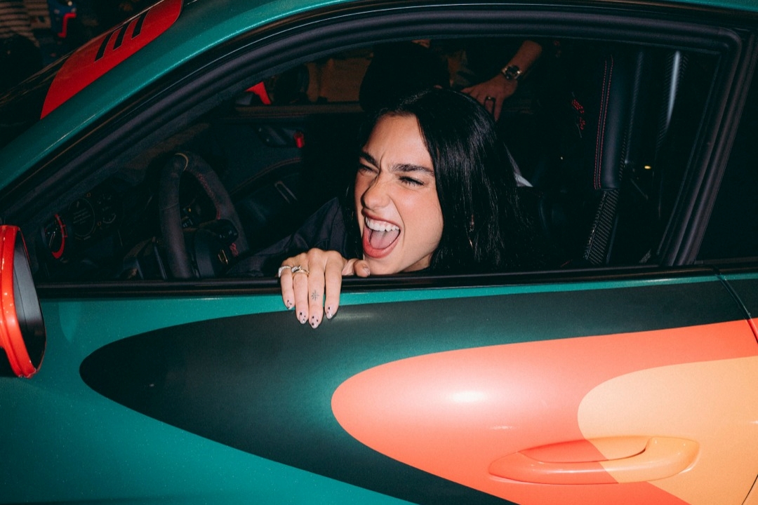 Villantott Dua Lipa, képeken az egyedi újdonság