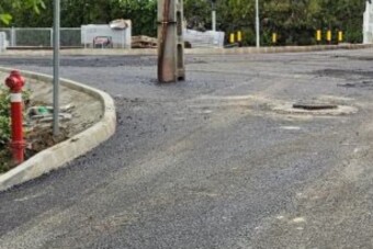 A felújított út közepén maradt egy villanyoszlop Dunaharasztiban
