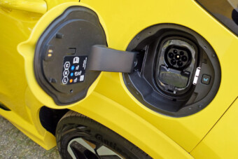 Ennyibe kerül a villanyautók biztosítása itthon