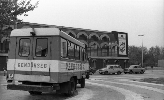 60 éves a teherautó, amiből a magyar rendőrség is rohamkocsit épített 6 | Vezess 60 éves a teherautó, amiből a magyar rendőrség is rohamkocsit épített 6