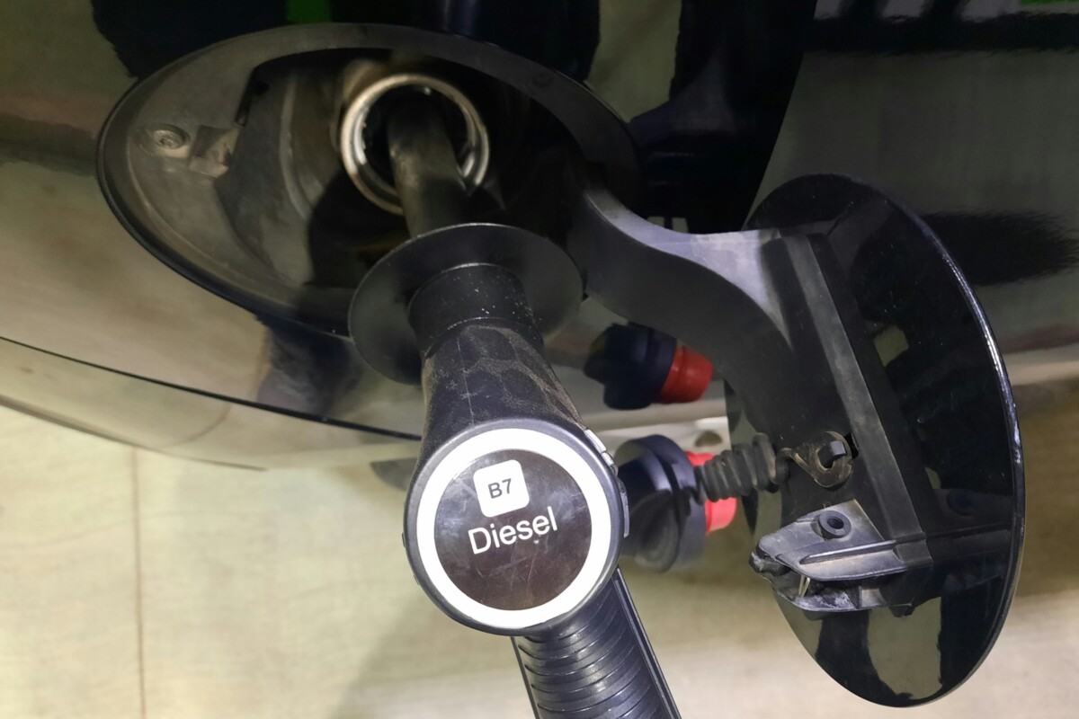 Itt a bejelentés, durván drágulna az üzemanyag védett ár nélkül