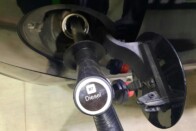 Váratlan újabb árcsökkentés jött az üzemanyagok védett ára mellé 1