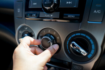 Ha ezt a furcsa szagot érzed az autóban, ne halogasd a szervizelést