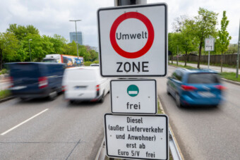 Egyre keményebb a német tiltás: sok magyar büntetést kockáztat, ha nincs ilyen matricája