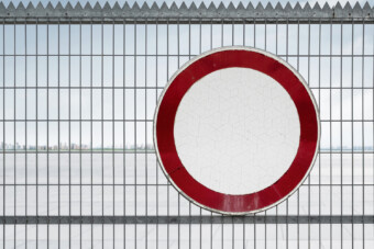 Beütött Abszurdisztán a debreceni utakon