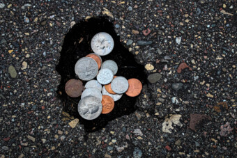 Porszívóval szívták fel az autópályára ömlött pénzt