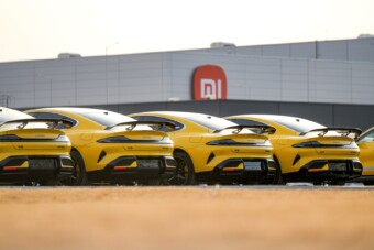 Lekorlátozták az 1500 lóerős autót, tömeghisztéria tört ki