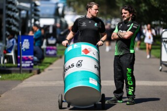 Brutális benzinár-emelkedés jön a Forma-1-ben