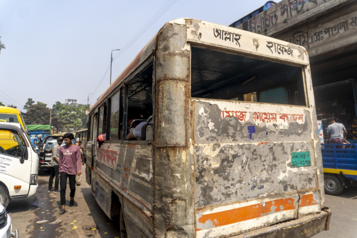 Van egy ország ahol a buszokat bottal terelik a dugóban 1 | Vezess Van egy ország ahol a buszokat bottal terelik a dugóban 1
