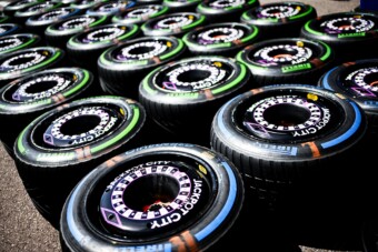 Szokatlan gumitrükköt alkalmaznak az F1-es csapatok