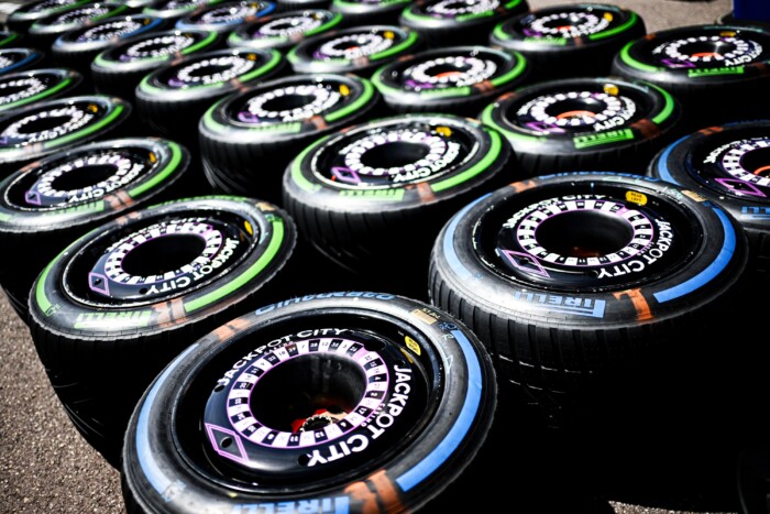 Szokatlan gumitrükköt alkalmaznak az F1-es csapatok