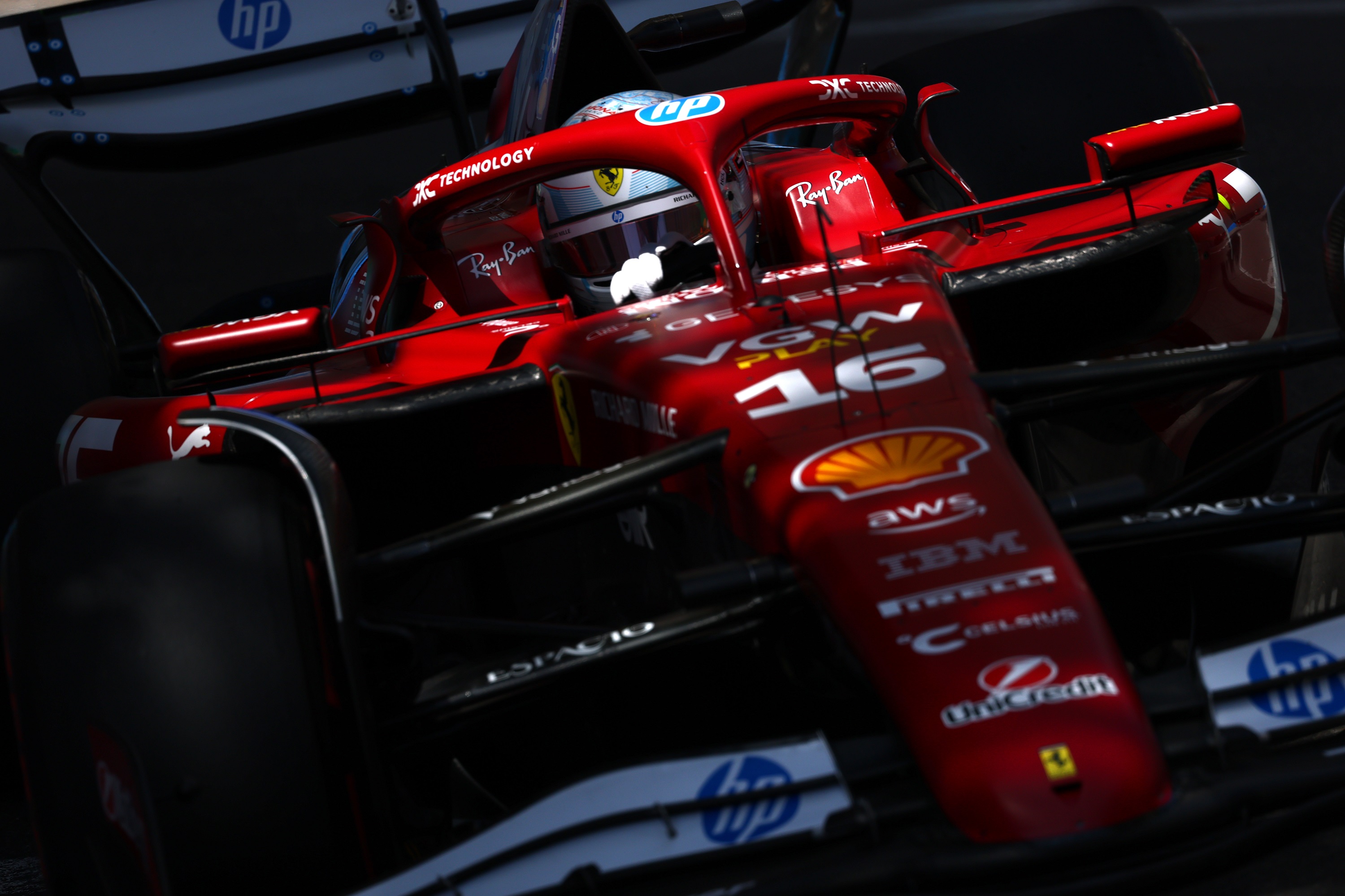 F1: Ferrari az élen és a falban az időmérő előtt