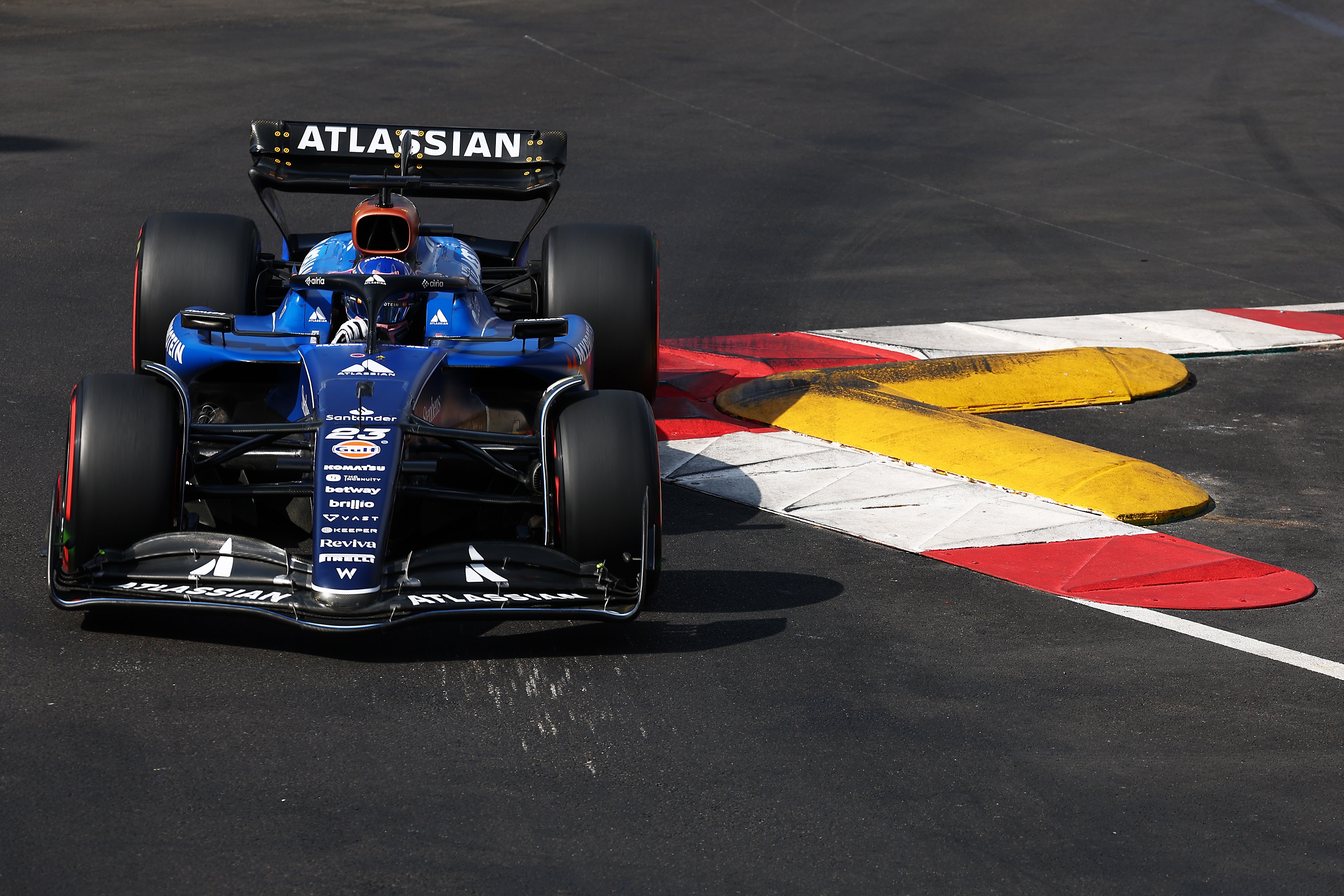F1: Lecseréli egyik pilótáját a Williams