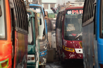 Van egy ország ahol a buszokat bottal terelik a dugóban