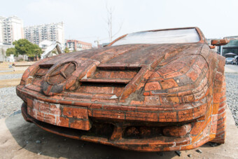 Tíz éve áll Kínában egy Mercedes, ami szoborként üzen a világnak