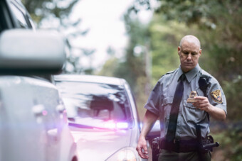 Ezért tapogatják a megállított autó hátulját az amerikai rendőrök