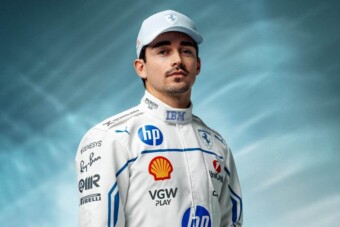 F1: Szokatlan versenyruhát villantott a Ferrari