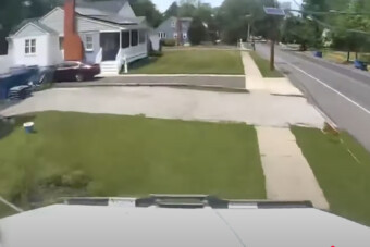 Ilyen, amikor egy 33 tonnás kamion átgázol egy házon