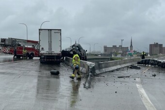 Csoda, ahogy megmentették a hídról lelógó sofőrt
