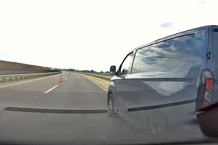Elborulta az agya az M4-esen, a murván előzött a furgonos