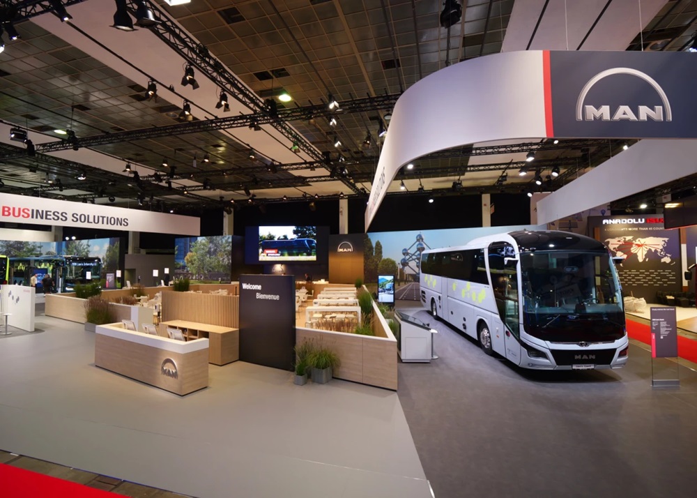 Ezen a turistabuszon bukfencet vet a csend 1