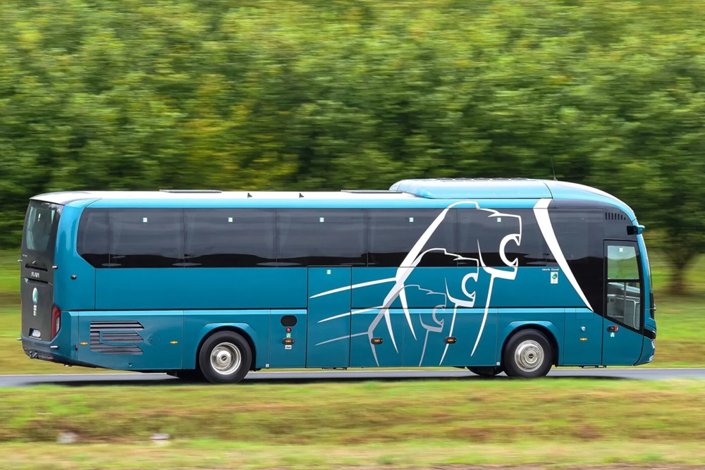 Ezen a turistabuszon bukfencet vet a csend