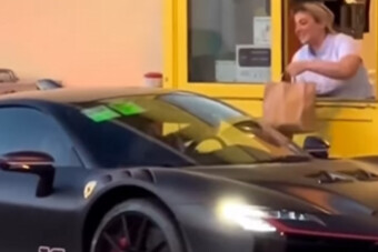 300 milliós autóval gurultak be egy McDrive-hoz